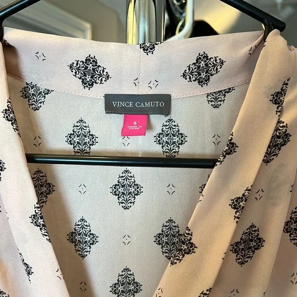 Vince Camuto Sharp Women’s Blouse Tank Top, Blush w/ black/navy design, Small - Picture 2 of 3